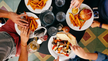 Essen in der Mittagspause: Eine aktuelle Studie zeigt auf: Wo Sie mittags günstiger essen können.
