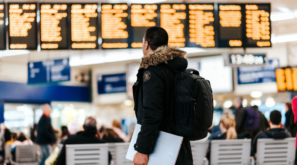 Nehmen Sie es hin, wenn beispielsweise ein Flug gecancelt ist. Belohnen Sie sich mit etwas Entspannung oder erledigen Sie kleine Aufgaben.