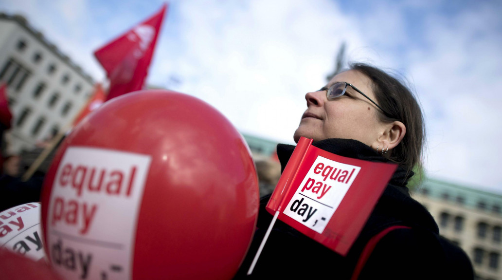 Am Equal Pay Day protestieren Frauen regelmäßig für gleiche Gehälter. Der Unterschied zu Männern ist nach wie vor gravierend.