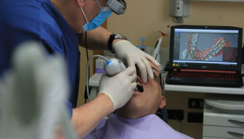 Bei der Berufswahl steht jetzt auch das Gesundheitsrisiko im Vordergrund: Als Zahnarzt lebt man gefährlich.