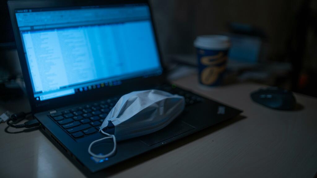 Laptop und Maske: Das Coronavirus stellt unsere Arbeitswelt auf den Kopf.