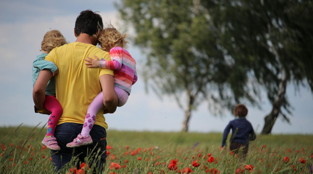 Viele Arbeitgeber locken mit mehr Freizeit für Familien - besondere Angebote gibt es auch für Väter.