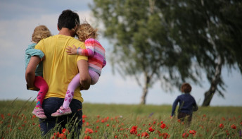 Viele Arbeitgeber locken mit mehr Freizeit für Familien - besondere Angebote gibt es auch für Väter.