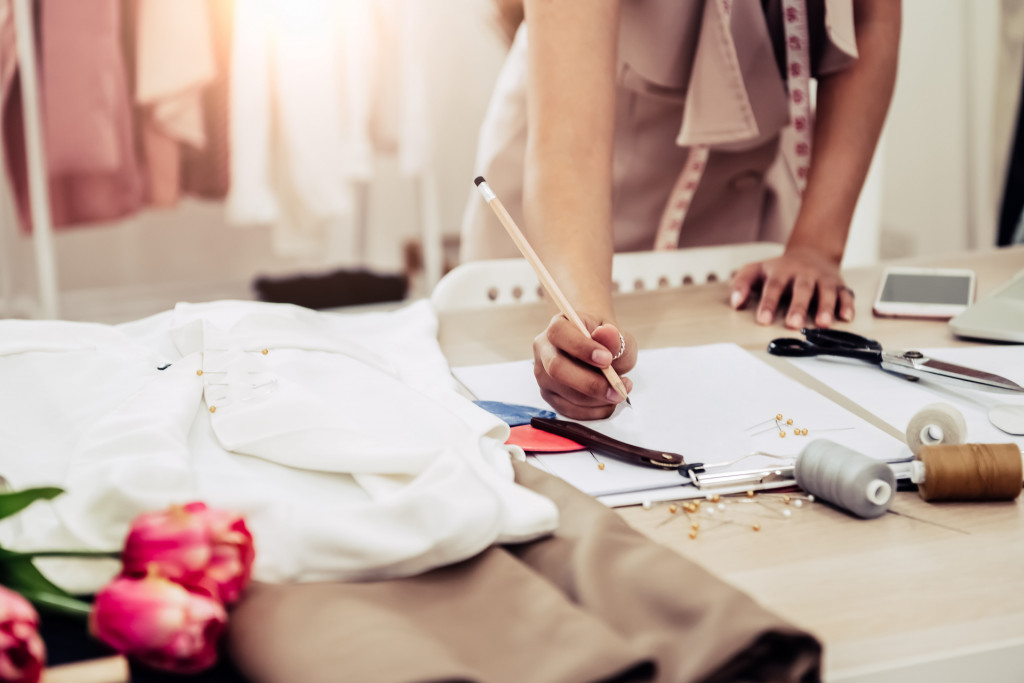 Modedesign studieren: Hochschulen & Kosten im Vergleich